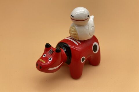 へびを運ぶ赤べこ箸置