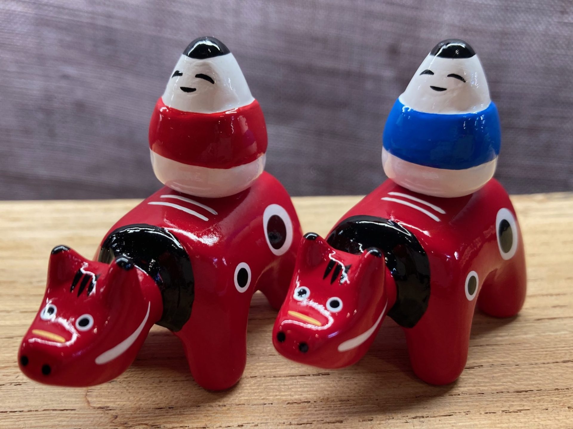 小法師を運ぶ赤べこ・・・ありそうでなかった新商品！！！ - 会津塗と